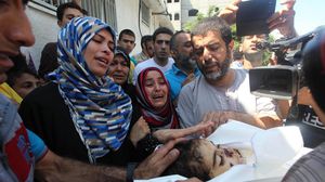 عائلة طفلة شهيدة بغزة في النظرة الأخيرة عليها قبل دفنها - الأناضول