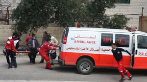 إحدى سيارات الإسعاف تقوم بمساعدة أحد الجرحى في غزة - (وكالات محلية)