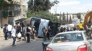 الحافلة الصهيونية بعد صدمها بجرافة الشاب المقدسي واستشهاده - (وكالات محلية)