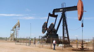 يمثل النفط والغاز 95% من الصادرات الجزائرية وتشكل إيرادات الطاقة 60% من الموازنة - أ ف ب