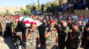 جنود لبنانيون يشيعون زميلا لهم قتل في الاشتباكات في عرسال (أرشيفية)