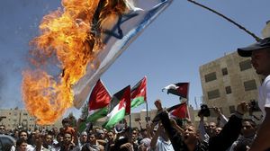 أردنيون يحرقون العلم الإسرائيلي في فعالية داعمة لغزة - أرشيفية