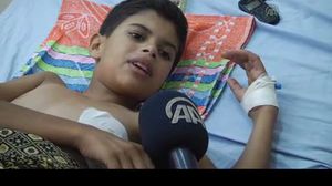 الطفل محمد الذي أصيب بشلل إثر قصف الاحتلال - الأناضول