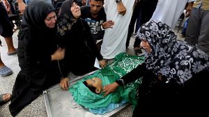 جثة أحد الأطفال الذين استشهدوا بقذائف القوات الإسرائيلية - الأناضول