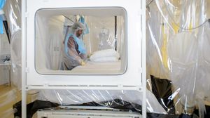 ممرضة بملابس واقية بمستشفى في لندن استعدادا لفحص مريض مصاب بإيبولا - أ ف ب