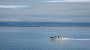 زورق تابع للبحرية الكندية يعبر مياه المحيط المتجمد الشمالي – أ ف ب