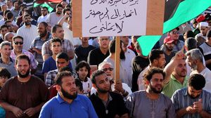 رفع المتظاهرون عدد من الشعارات المؤيدة لعملية "فجر ليبيا" - الأناضول