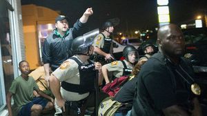 الشرطة الأمريكية في مواجهات مع المتظاهرين الغاضبين - أ ف ب