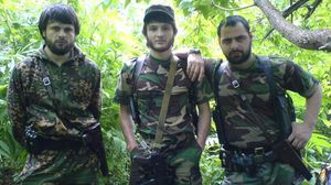 عبد الحكيم الشيشاني (وسط) أمير فصيل "جند القوقاز" في سوريا - أرشيفية