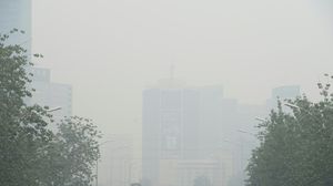 تلوث الهواء في أحد شوارع بكين - أ ف ب