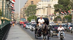 يعاني المصريون من انقطاع التيار الكهربائي في ظل أجواء حارة جدا - أ ف ب