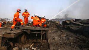 فرق الإطفاء تواصل إخماد الحريق في ميناء تيانجين - أ ف ب