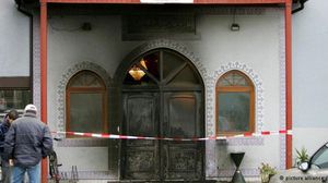 من آثار إحدى الهجمات على مسجد في ألمانيا - أرشيفية