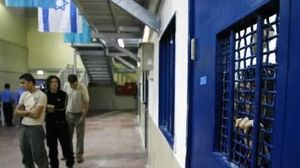 فرضت إدارة المعتقل الإسرائيلي عقوبات قاسية بحق الأسرى القابعين في قسمي (1) و(4)- أرشيفية