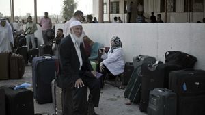 جمع من الفلسطينيين عند معبر رفح في انتظار السماح لهم بدخول مصر - أ ف ب