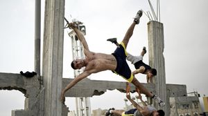 فلسطينيون يمارسون رياضة "ستريت وورك آوت" في غزة - أ ف ب