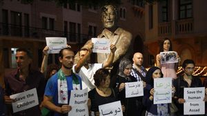 ناشطون يحتجون على مجازر النظام السوري في دوما بحق المدنيين - الأناضول