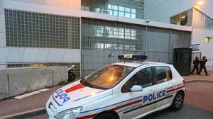 سيارة تابعة للشرطة الفرنسية أمام مركز للشرطة في كورسيكا - أ ف ب