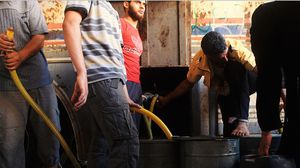 تنظيم الدولة يوزّع النفط بالمجان بعد دخوله دير الزور بأيام في تموز/ يوليو 2014 - أرشيفية