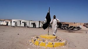 نصب التنظيم راياته وسط معسكرات الجيش العراقي - يوتيوب