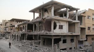 ناشط معارض: قصف النظام دمر 60% من البنى التحتية بالمدينة