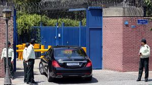 لحظة دخول السيارة التي تقل وزير الخارجية البريطاني لمبنى السفارة بطهران ـ أ ف ب 