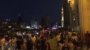 دعا منظمو الاعتصام إلى الانتقال إلى ساحة الشهداء لتجنب الاشتباكات - عربي21
