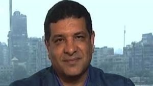 الصحفي أشرف أبو الهول رئيس القسم السياسي في جريدة "الأهرام" المصرية - أرشيفية