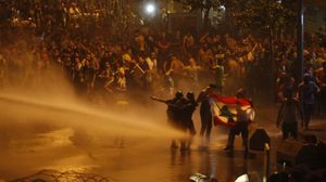 اندلعت أعمال الشغب بعد محاولة المتظاهرين اقتحام مقر الحكومة اللبنانية - الأناضول