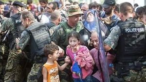 يتكدس اللاجئون على الحدود اليونانية المقدونية - أ ف ب