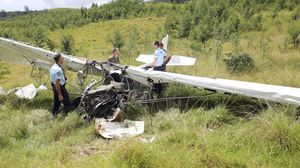 محققون في موقع تحطم طائرة خفيفة في جزيرة لاريونيون الفرنسية - أ ف ب