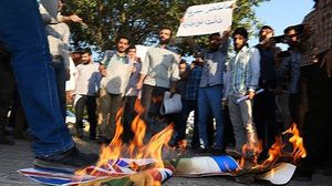 المحتجون نددوا بافتتاح السفارة البريطانية مجددا وأحرقوا العلم البريطاني- فارس