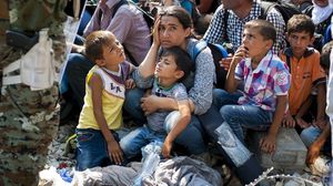 لاجئون يحاولون الانتقال إلى غرب أوروبا عن طريق مقدونيا - أ ف ب