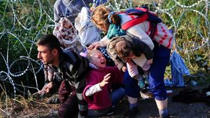 عشرات الآلاف من المهاجرين يقطعون يوميا الحدود الأوروبية بحثا عن الأمان - أ ف ب