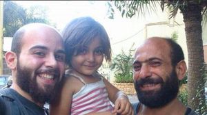 ناشط أوروبي تأثر بصورة الأب مع ابنته وقدم من إيسلندا لمساعدته - تويتر