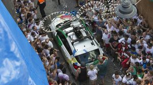 سيارة "غوغل" تعبر وسط مشاركين في معركة "توماتينا" في فالنسيا - أ ف ب