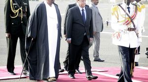 هادي (يمين) زار السودان للمرة الأولى منذ توليه الحكم - أ ف ب