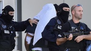 الشرطة الفرنسية تقتاد ياسين صالحي المشتبه به بتنفيذ الاعتداء الجهادي في فرنسا بعد القبض عليه - أ ف ب