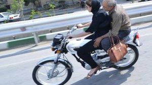 إيرانية تقود دراجة نارية رغم منع النساء من القيادة - أرشيفية