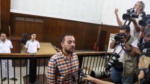 صحفي من قناة الجزيرة يدلي بأقواله أمام القضاة - الأناضول 