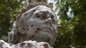 تمثال فكتوريا عليه آثار محفورة ناتجة عن تعرضه لإطلاق نار 