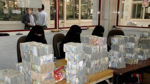 هبطت العملة اليمنية إلى أدنى مستوى على الإطلاق بعدما سجلت 1700 ريال للدولار الواحد- جيتي