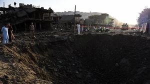 حفرة ودمار نتيجة التفجير الأول في كابول ـ أ ف ب 