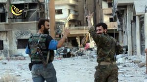 بهجة "الانتصار" تعلو وجوه المقاتلين بعد إحدى المعارك مع قوات النظام - أرشيفية