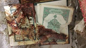 آثار الدماء على أحد المصاحف داخل مسجد قوات الطوارئ في أبها جنوب السعودية - تويتر