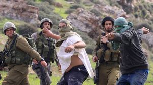 أدى اعتداء المستوطنين إلى إصابة 4 فلسطينيين بينهم امراة حامل بجراح خطيرة- جيتي