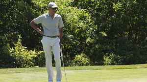 يمارس أوباما أثناء إجازته رياضته المفضلة لعب الجولف - أ ف ب