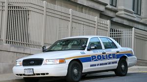 الشرطي المحتجز يعمل ضابطا لدى هيئة النقل في منطقة واشنطن العاصمة منذ عام 2003