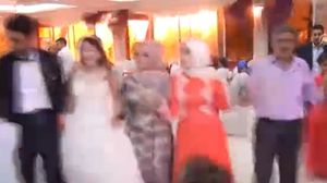 محتويات الصالة والزجاج تحطمت على المشاركين في العرس- يوتيوب