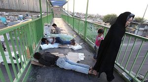 معدمون يفتروش الطرق العامة في إيران- أرشيفية